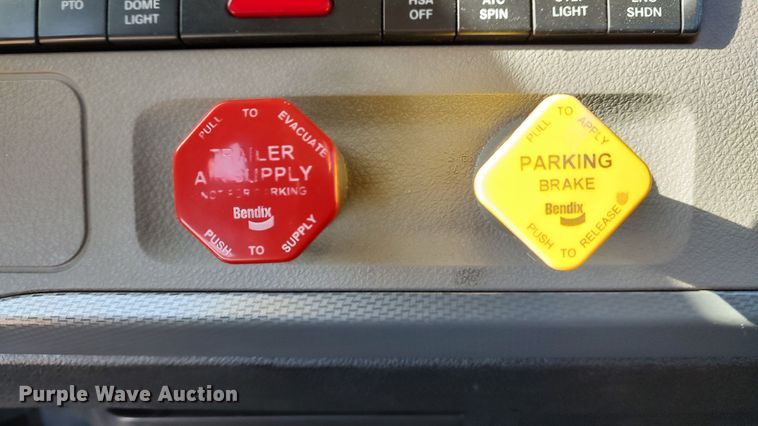 image for item LP9176 2020 Freightliner Cascadia 126  semi truck