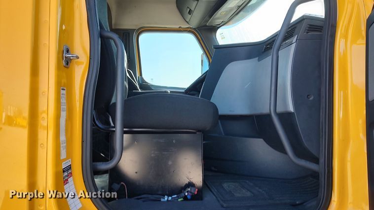 image for item LP9176 2020 Freightliner Cascadia 126  semi truck