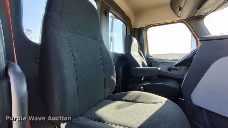 image for item LP9176 2020 Freightliner Cascadia 126  semi truck