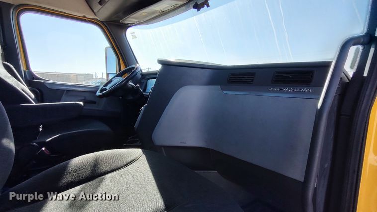 image for item LP9176 2020 Freightliner Cascadia 126  semi truck