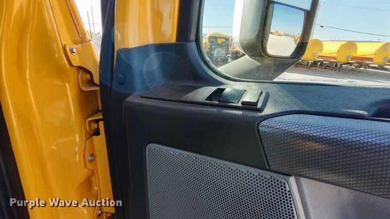 image for item LP9176 2020 Freightliner Cascadia 126  semi truck