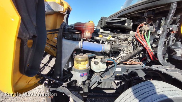 image for item LP9176 2020 Freightliner Cascadia 126  semi truck