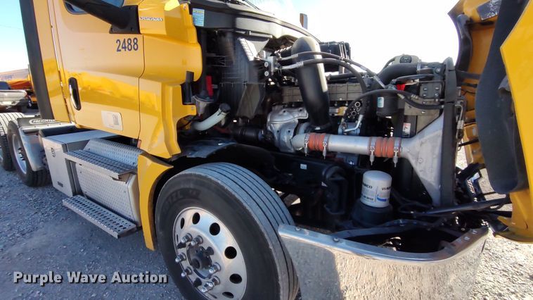 image for item LP9176 2020 Freightliner Cascadia 126  semi truck