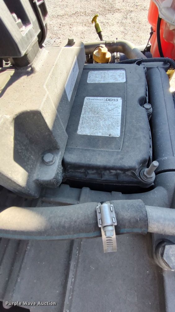 image for item LP9176 2020 Freightliner Cascadia 126  semi truck