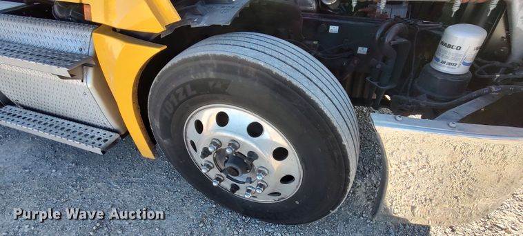 image for item LP9176 2020 Freightliner Cascadia 126  semi truck