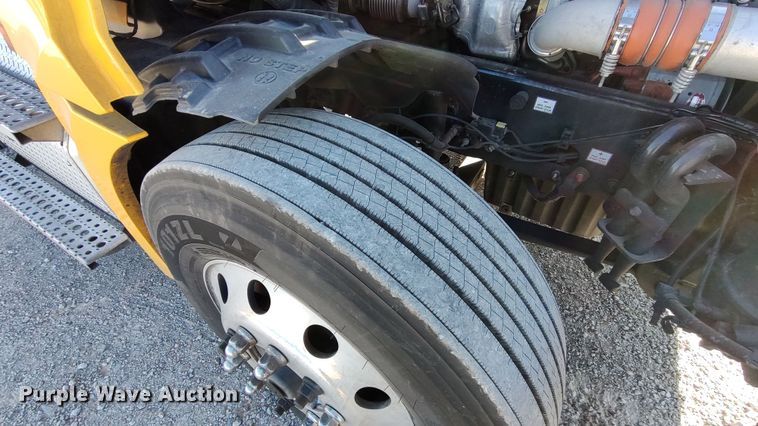 image for item LP9176 2020 Freightliner Cascadia 126  semi truck