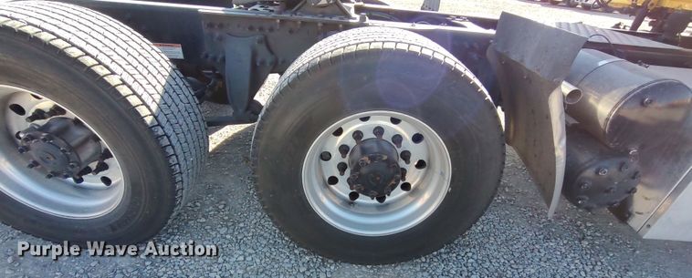 image for item LP9176 2020 Freightliner Cascadia 126  semi truck