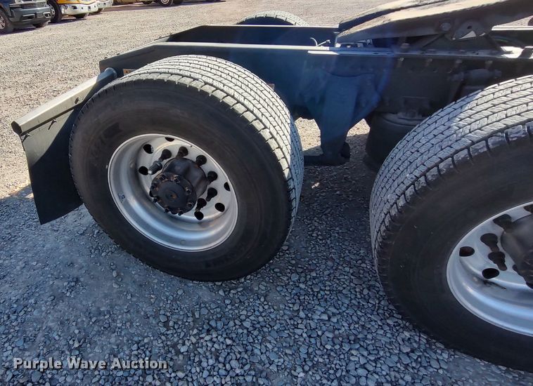 image for item LP9176 2020 Freightliner Cascadia 126  semi truck