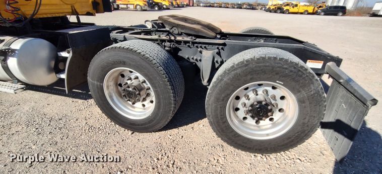 image for item LP9176 2020 Freightliner Cascadia 126  semi truck