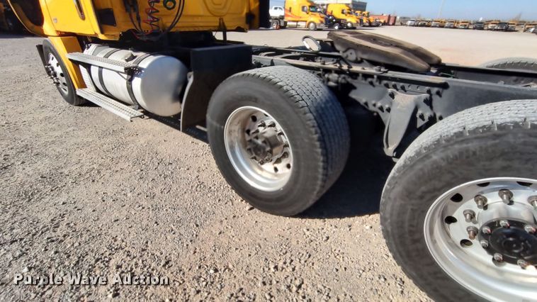 image for item LP9176 2020 Freightliner Cascadia 126  semi truck