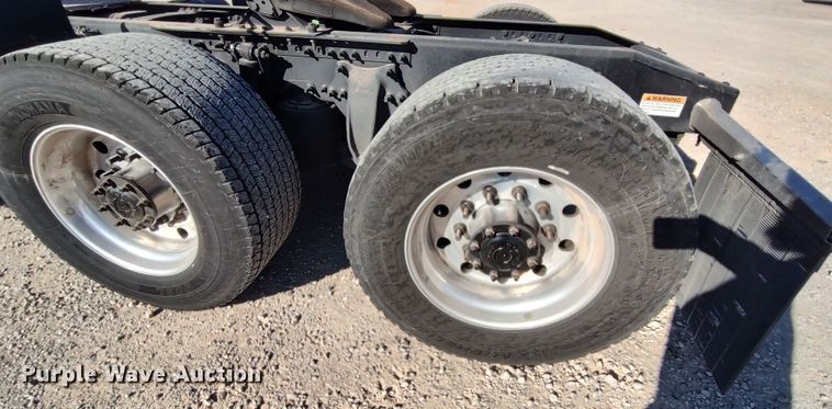 image for item LP9176 2020 Freightliner Cascadia 126  semi truck