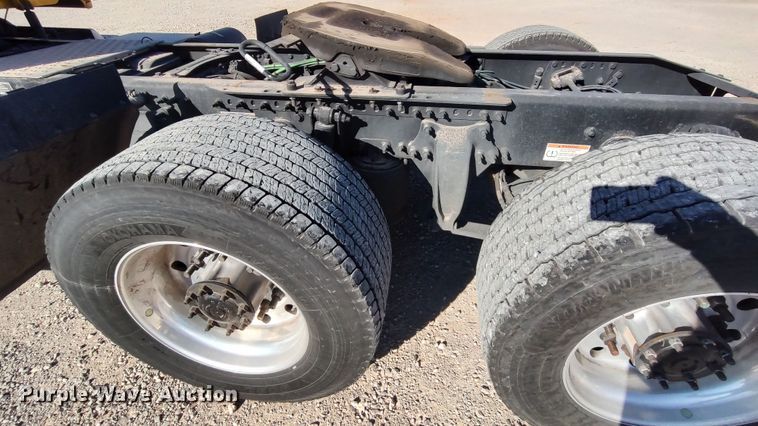 image for item LP9176 2020 Freightliner Cascadia 126  semi truck