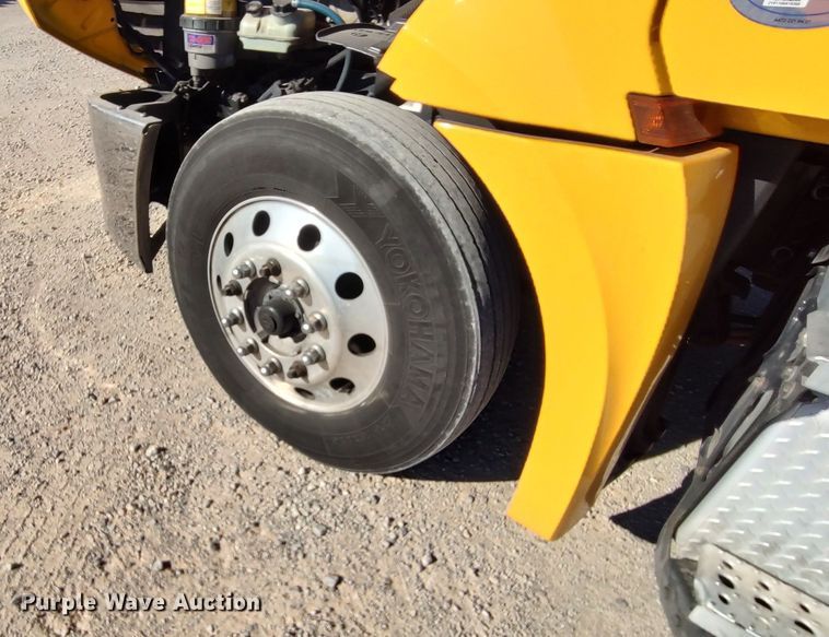 image for item LP9176 2020 Freightliner Cascadia 126  semi truck