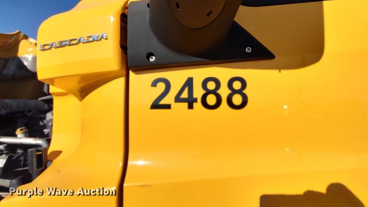 image for item LP9176 2020 Freightliner Cascadia 126  semi truck