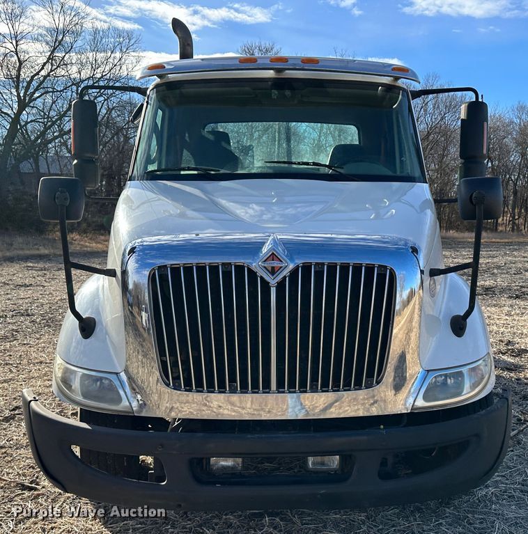 image for item LT9292 2011 International TranStar 8600  semi truck