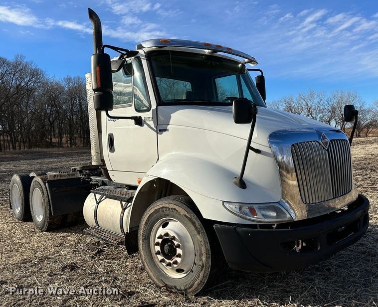 image for item LT9292 2011 International TranStar 8600  semi truck