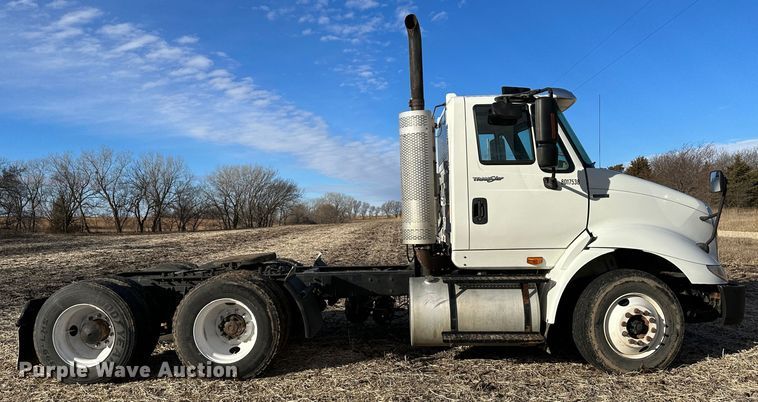 image for item LT9292 2011 International TranStar 8600  semi truck