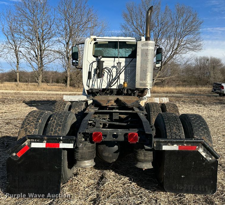 image for item LT9292 2011 International TranStar 8600  semi truck