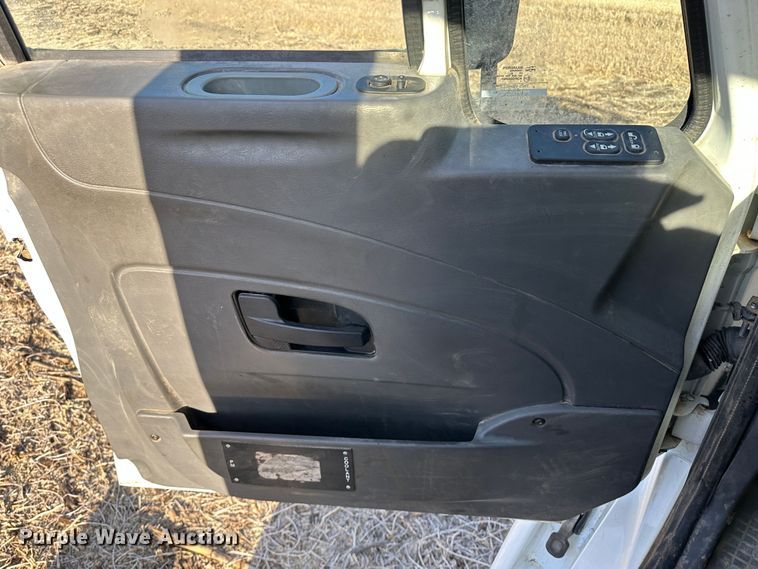 image for item LT9292 2011 International TranStar 8600  semi truck