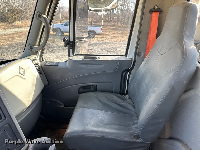 image for item LT9292 2011 International TranStar 8600  semi truck