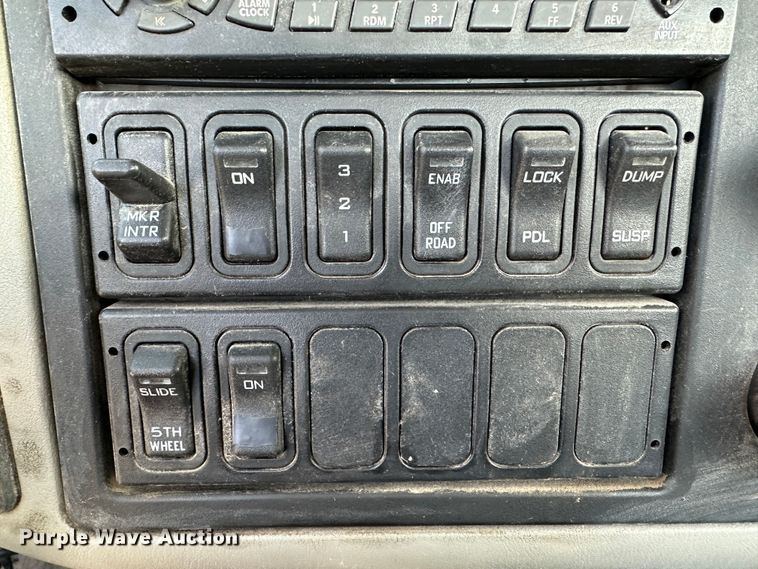 image for item LT9292 2011 International TranStar 8600  semi truck