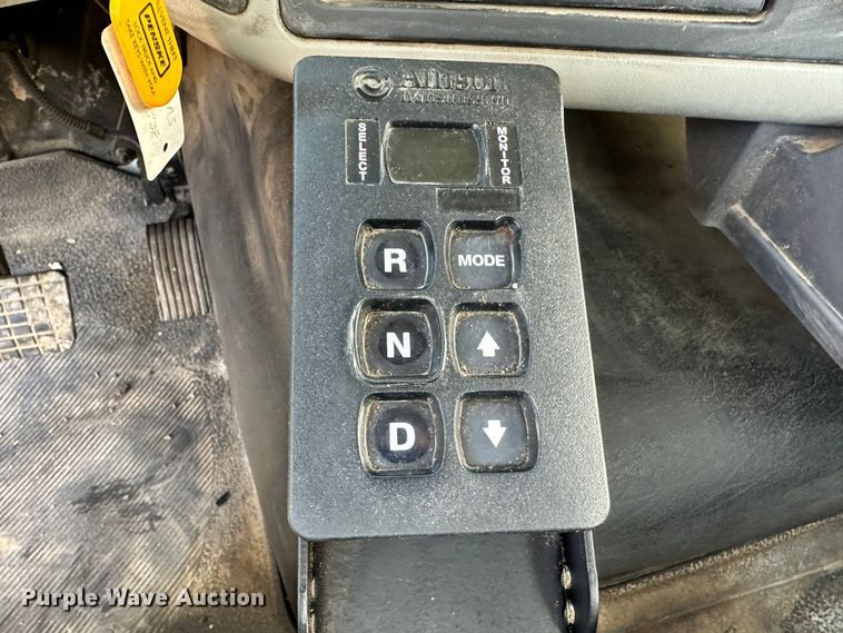 image for item LT9292 2011 International TranStar 8600  semi truck