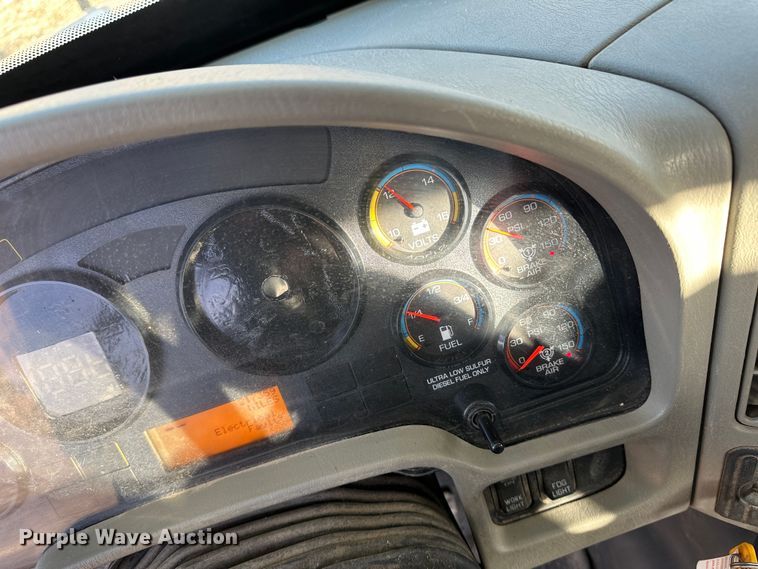 image for item LT9292 2011 International TranStar 8600  semi truck