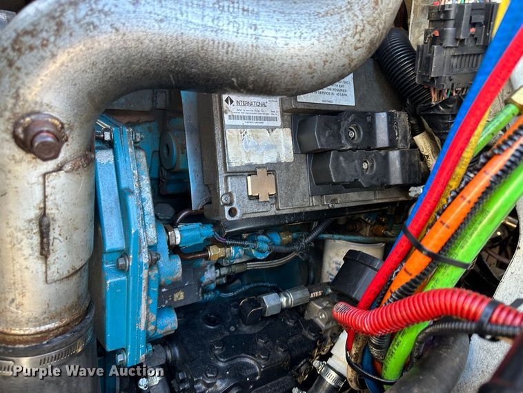 image for item LT9292 2011 International TranStar 8600  semi truck