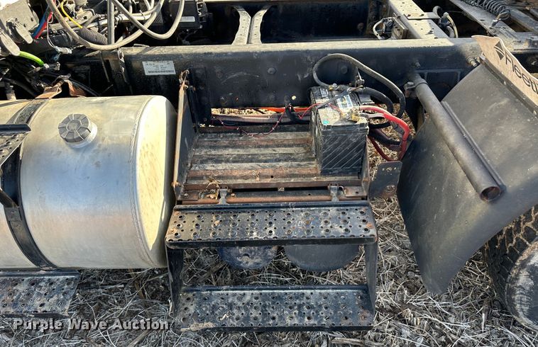 image for item LT9292 2011 International TranStar 8600  semi truck