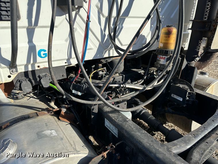 image for item LT9292 2011 International TranStar 8600  semi truck