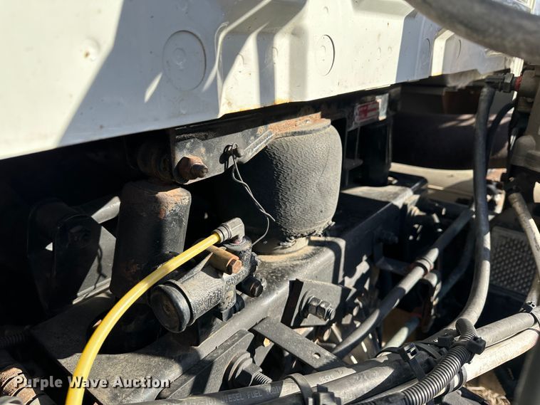 image for item LT9292 2011 International TranStar 8600  semi truck