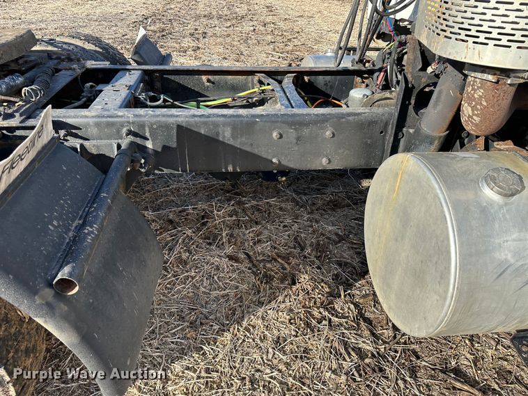 image for item LT9292 2011 International TranStar 8600  semi truck