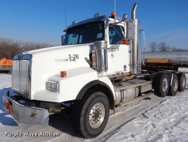 image for item MJ9982 2007 Western Star 4900  semi truck