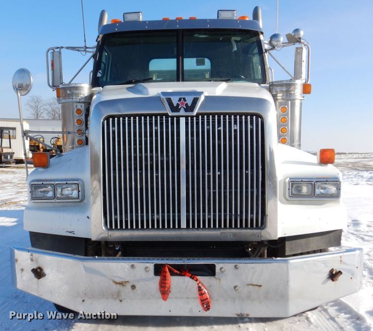 image for item MJ9982 2007 Western Star 4900  semi truck
