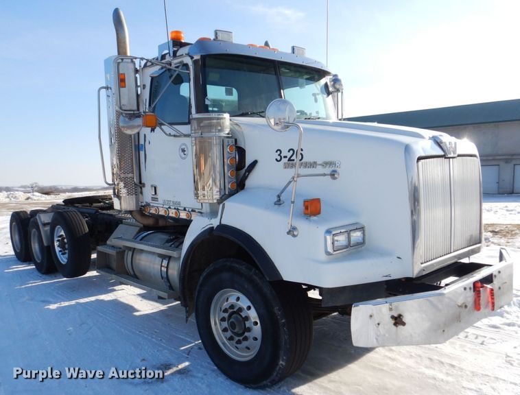 image for item MJ9982 2007 Western Star 4900  semi truck