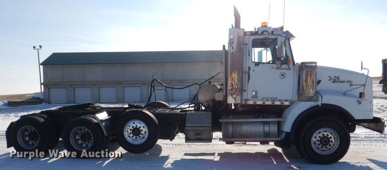image for item MJ9982 2007 Western Star 4900  semi truck