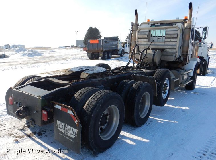 image for item MJ9982 2007 Western Star 4900  semi truck