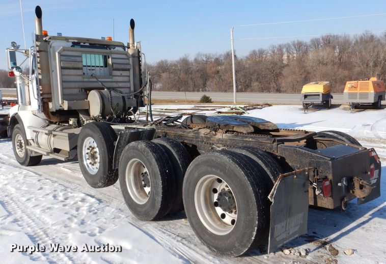 image for item MJ9982 2007 Western Star 4900  semi truck