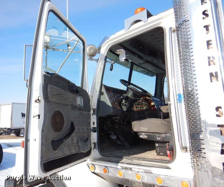 image for item MJ9982 2007 Western Star 4900  semi truck