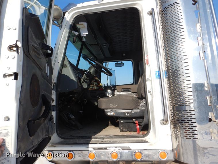 image for item MJ9982 2007 Western Star 4900  semi truck