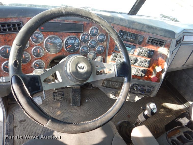 image for item MJ9982 2007 Western Star 4900  semi truck