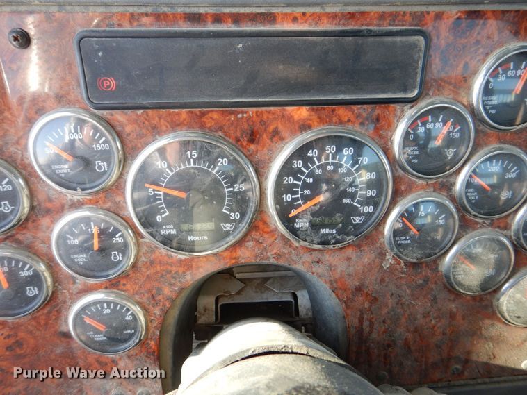 image for item MJ9982 2007 Western Star 4900  semi truck