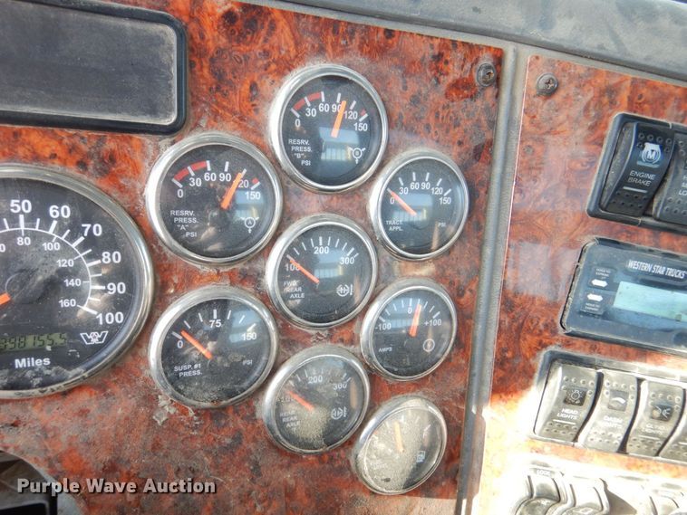 image for item MJ9982 2007 Western Star 4900  semi truck