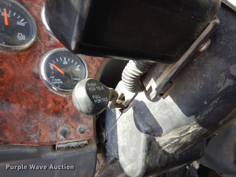 image for item MJ9982 2007 Western Star 4900  semi truck