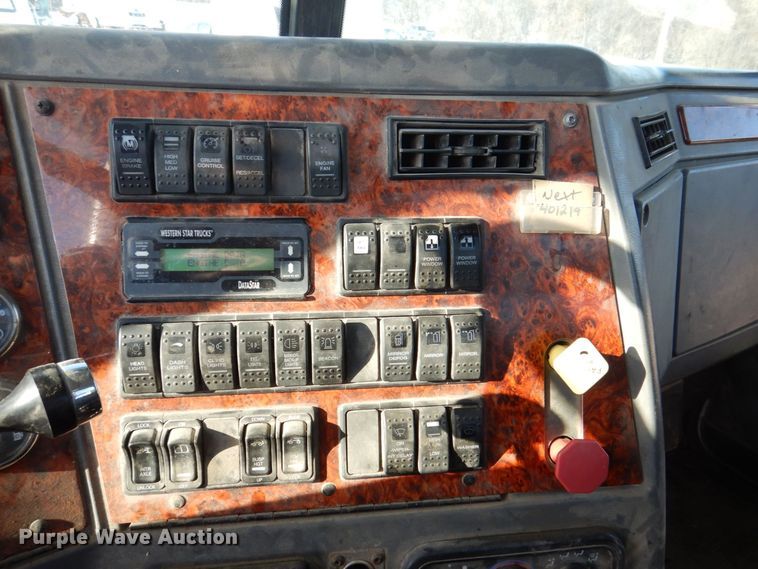 image for item MJ9982 2007 Western Star 4900  semi truck