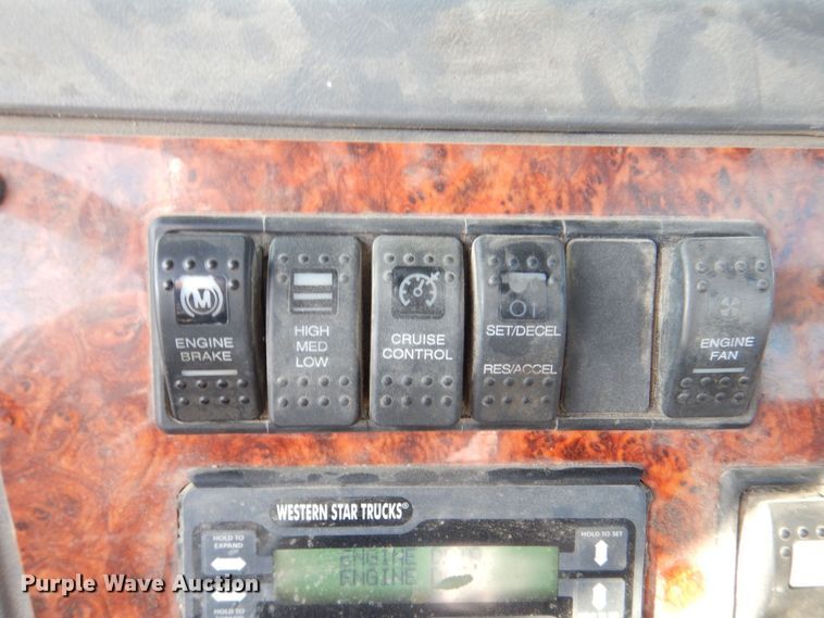 image for item MJ9982 2007 Western Star 4900  semi truck