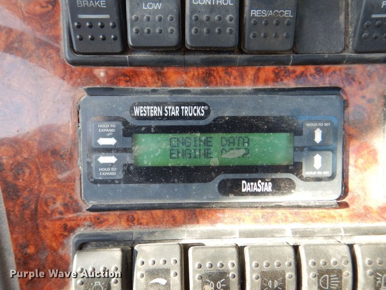 image for item MJ9982 2007 Western Star 4900  semi truck