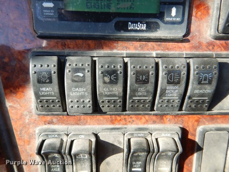 image for item MJ9982 2007 Western Star 4900  semi truck