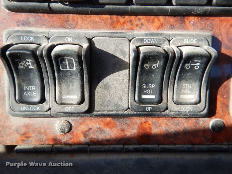 image for item MJ9982 2007 Western Star 4900  semi truck