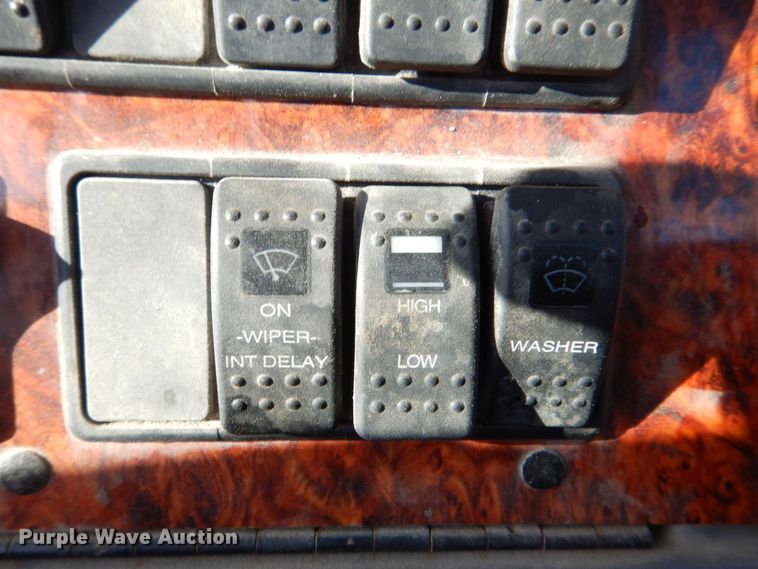 image for item MJ9982 2007 Western Star 4900  semi truck